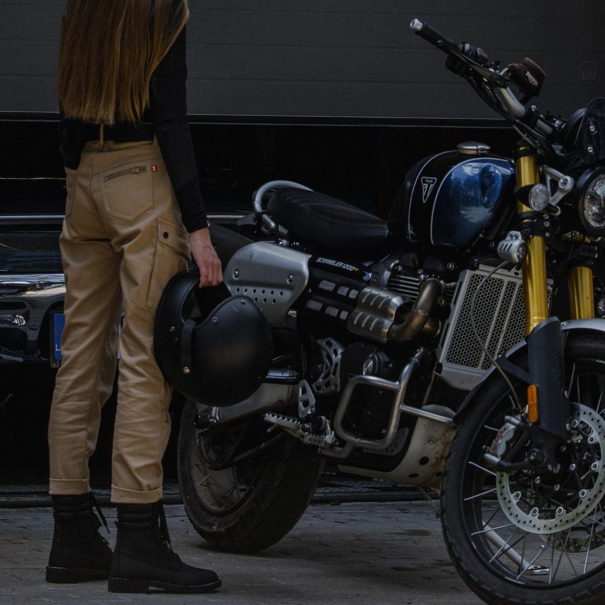 PANDO MOTO｜ミラ カーゴ ベージュ｜チノ・カーゴ｜サンド｜モデル着用