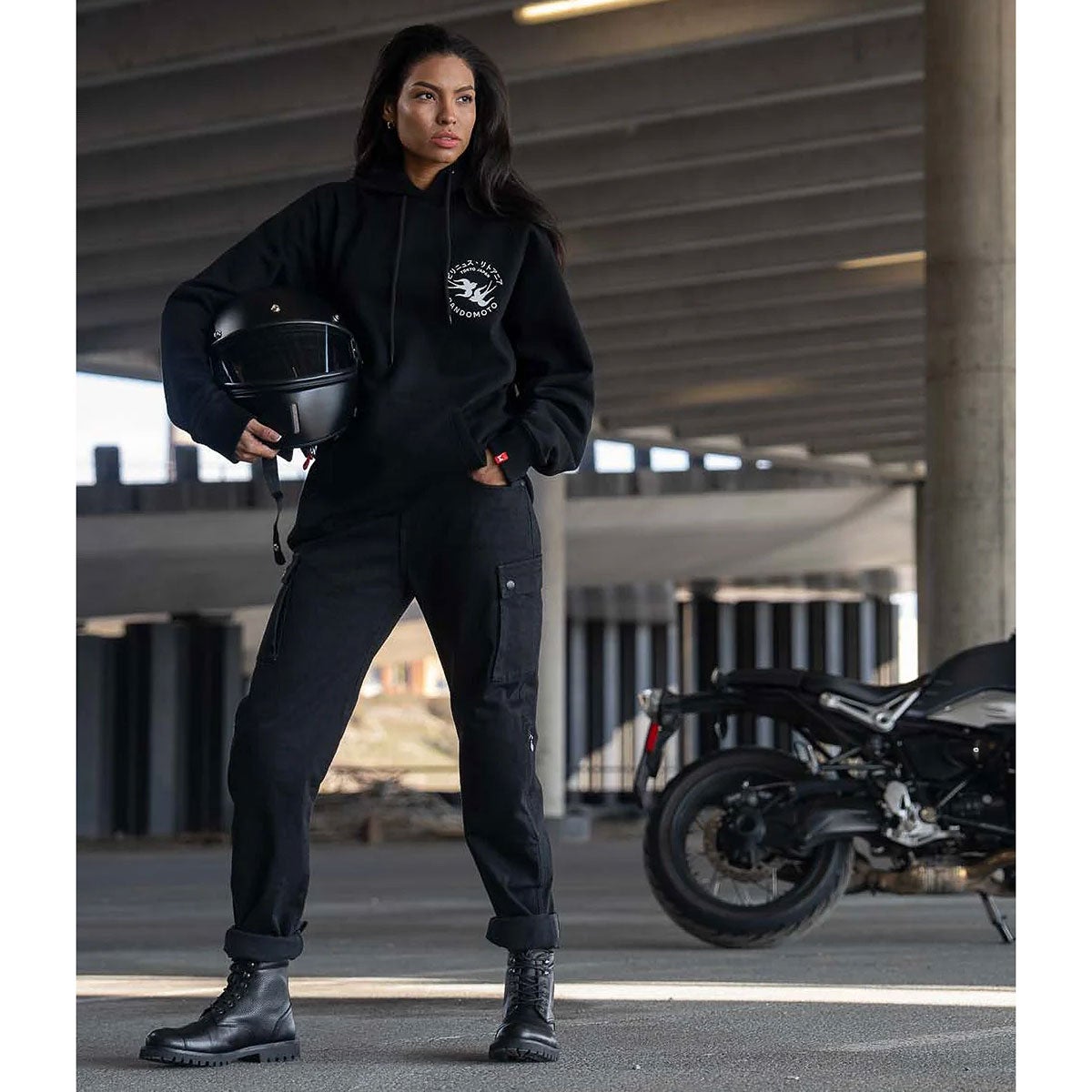 PANDO MOTO｜ミラ カーゴ ウィメン モーターサイクル ジーンズ｜チノ・カーゴ｜ブラック｜モデル着用