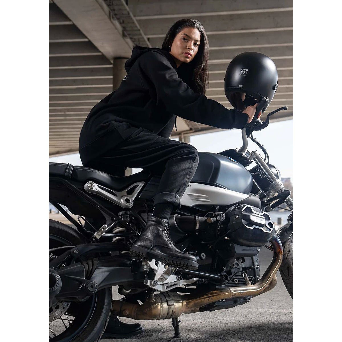 PANDO MOTO｜ミラ カーゴ ウィメン モーターサイクル ジーンズ｜チノ・カーゴ｜ブラック｜モデル着用