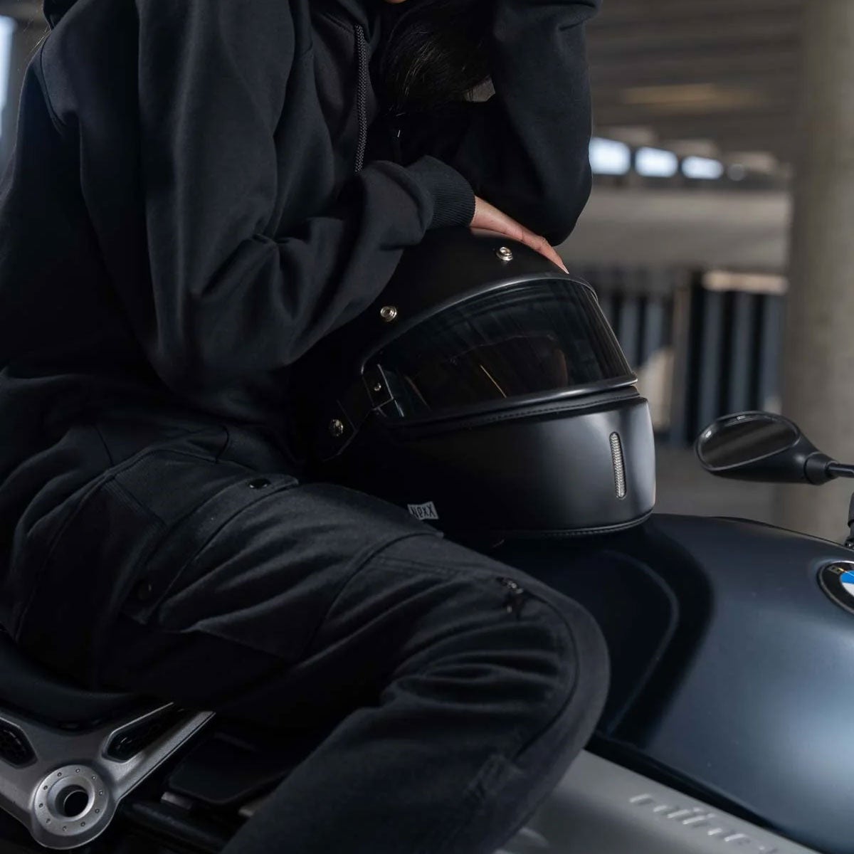 PANDO MOTO｜ミラ カーゴ ウィメン モーターサイクル ジーンズ｜チノ・カーゴ｜ブラック｜モデル着用