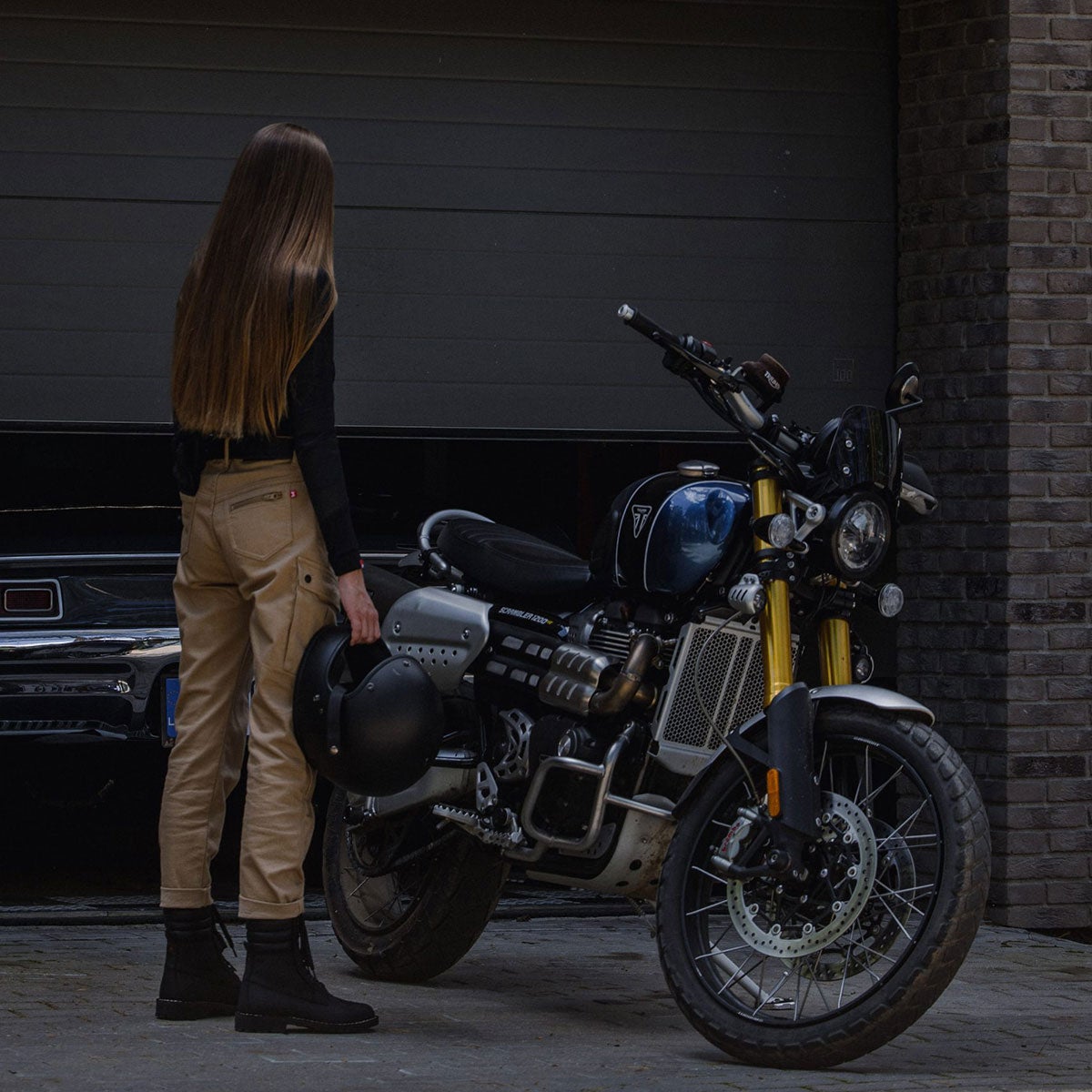 PANDO MOTO｜ミラ カーゴ ウィメン モーターサイクル ジーンズ｜チノ・カーゴ｜サンド｜モデル着用