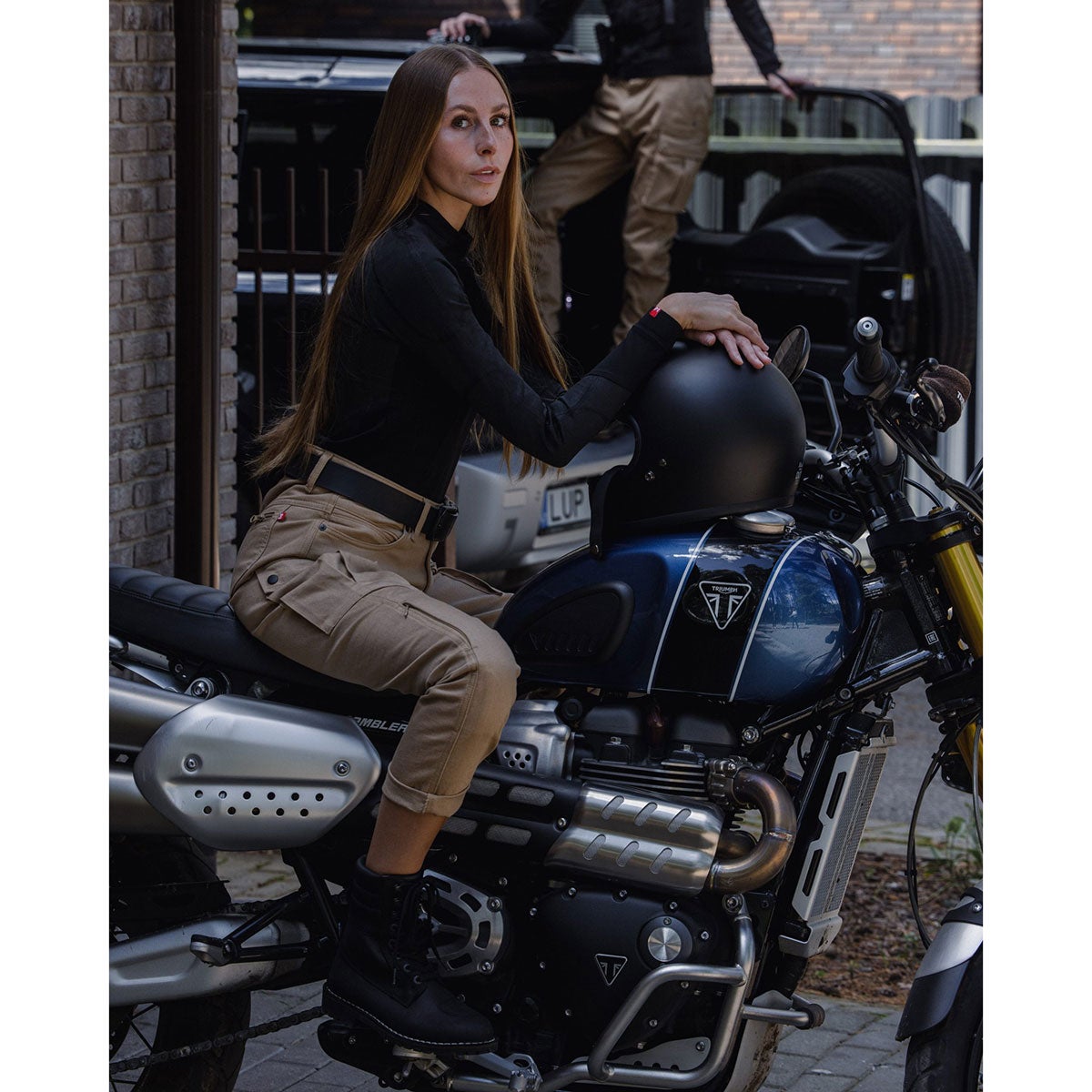 PANDO MOTO｜ミラ カーゴ ウィメン モーターサイクル ジーンズ｜チノ・カーゴ｜サンド｜モデル着用