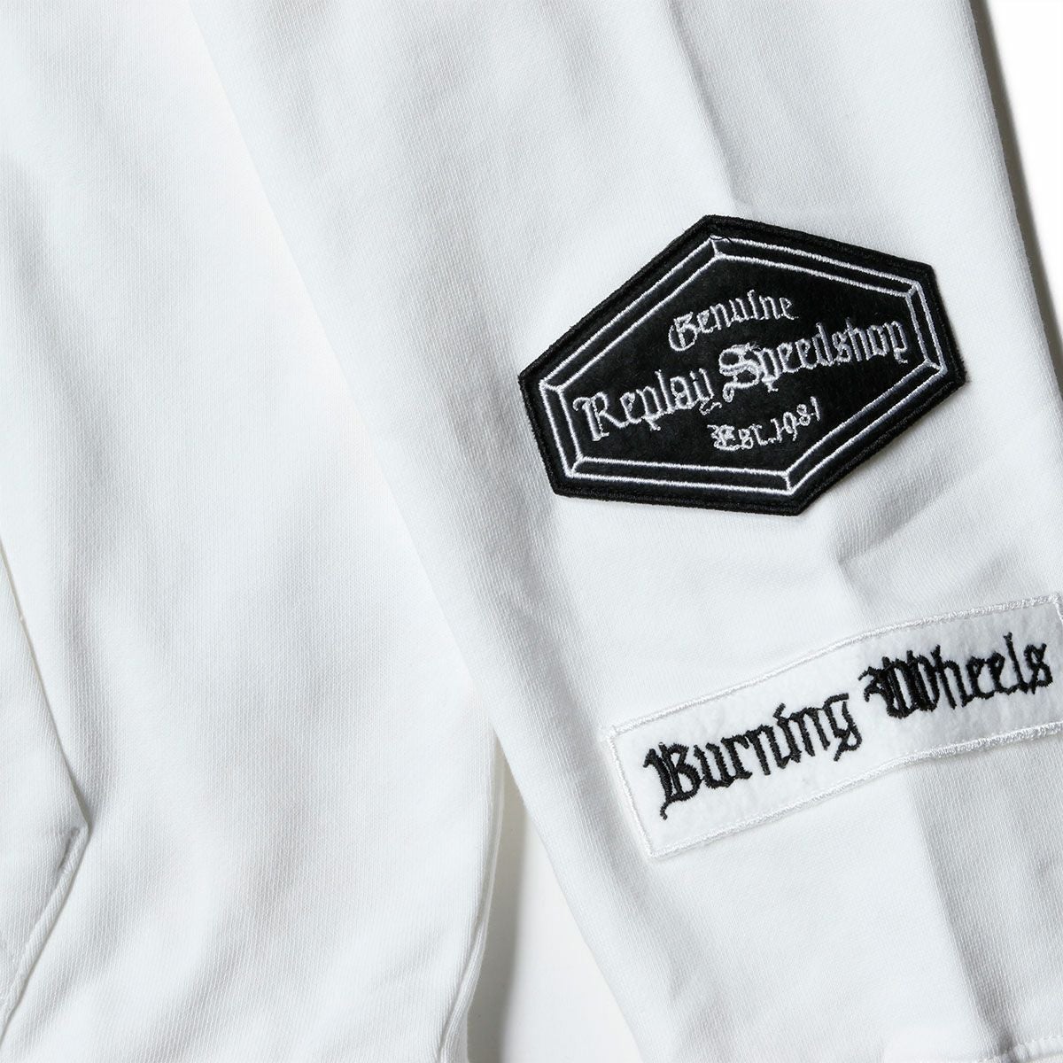 Replay｜フーディ ウィズ バイカー パッチ｜チョーク