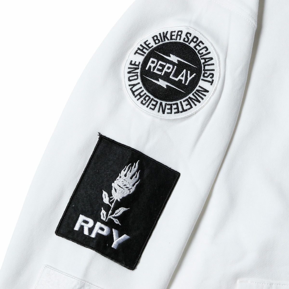 Replay｜フーディ ウィズ バイカー パッチ｜チョーク