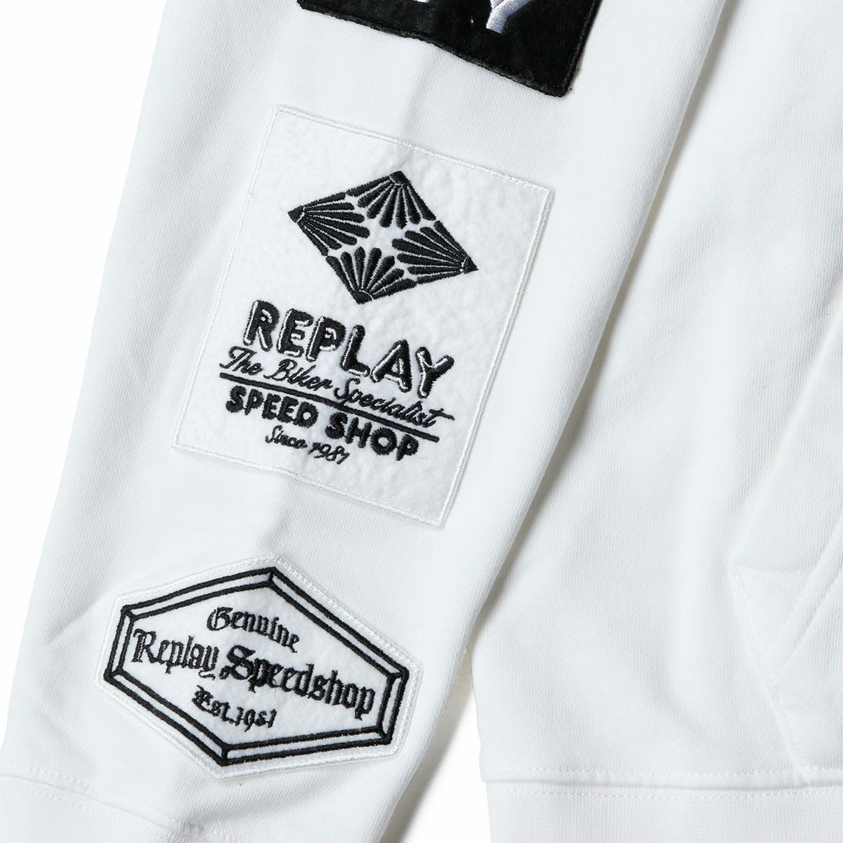 Replay｜フーディ ウィズ バイカー パッチ｜チョーク