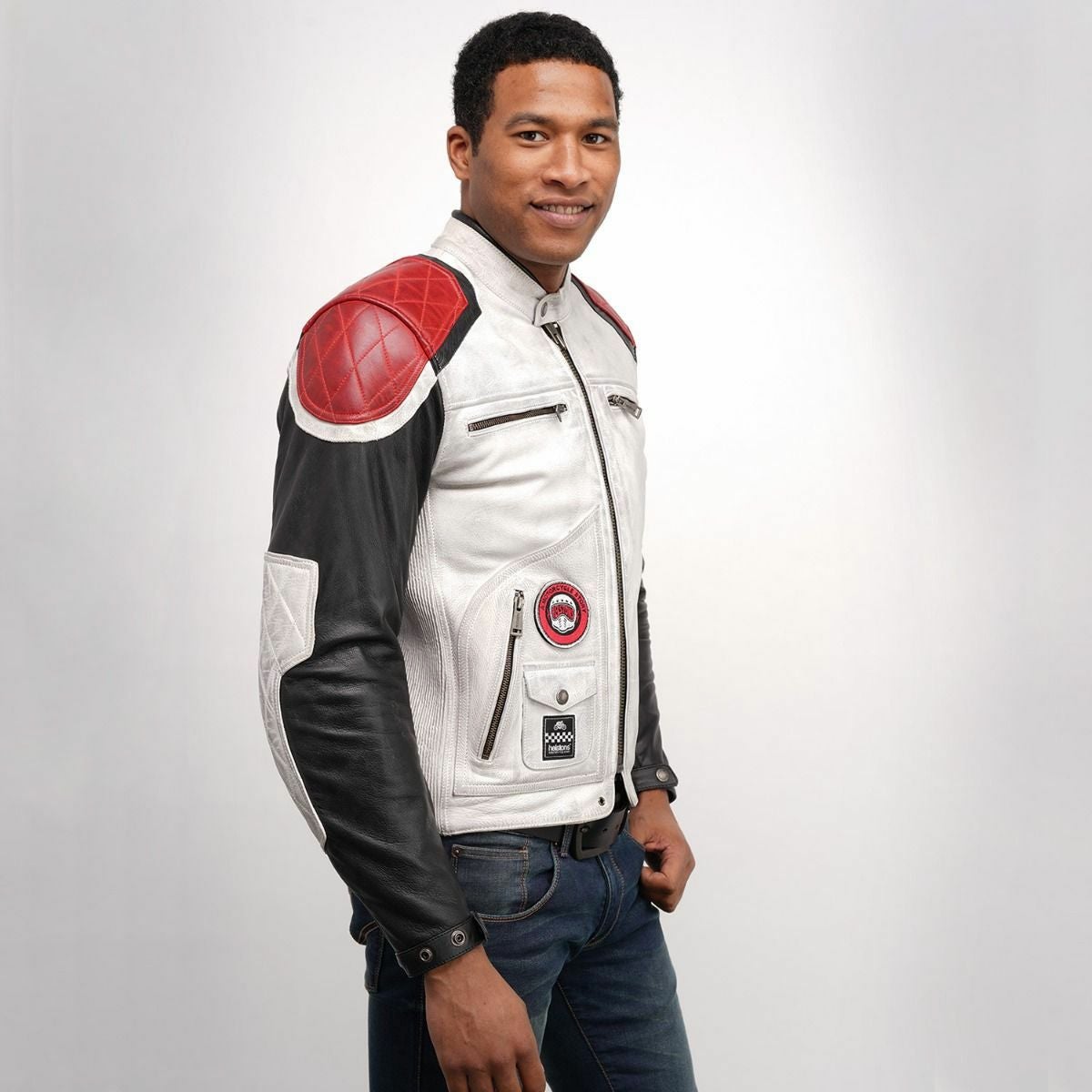helstons｜トラッカー レザー ジャケット｜ホワイト×ブラック×レッド｜モデル着用