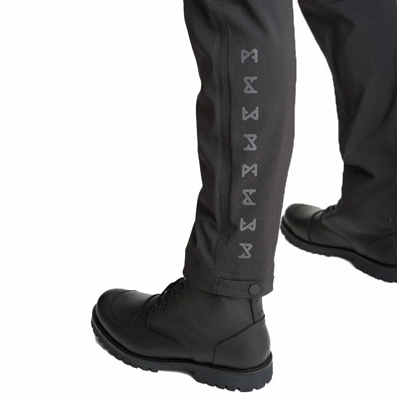 PANDO MOTO｜トライトン WP スリム ｜その他パンツ｜ブラック｜モデル着用