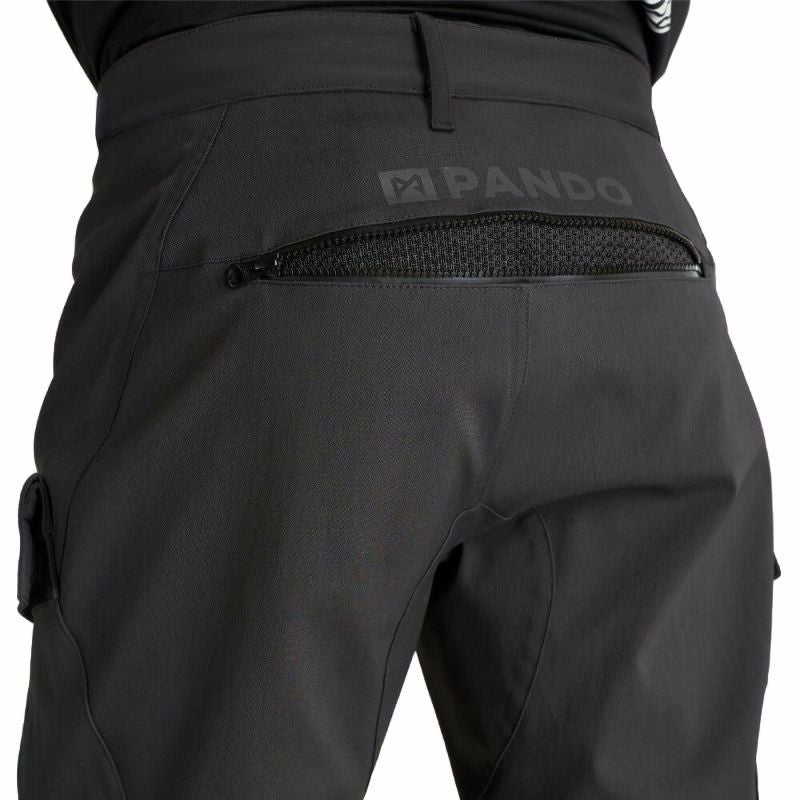 PANDO MOTO｜トライトン WP スリム ｜その他パンツ｜ブラック｜モデル着用