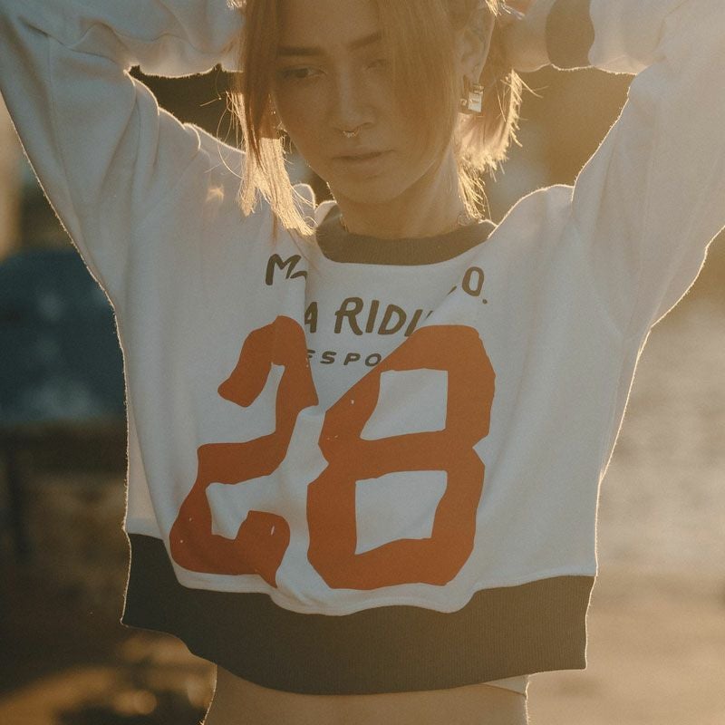 Maria Riding Company｜ブラーヴァ ウーマン スウェットシャツ｜ホワイト｜モデル着用