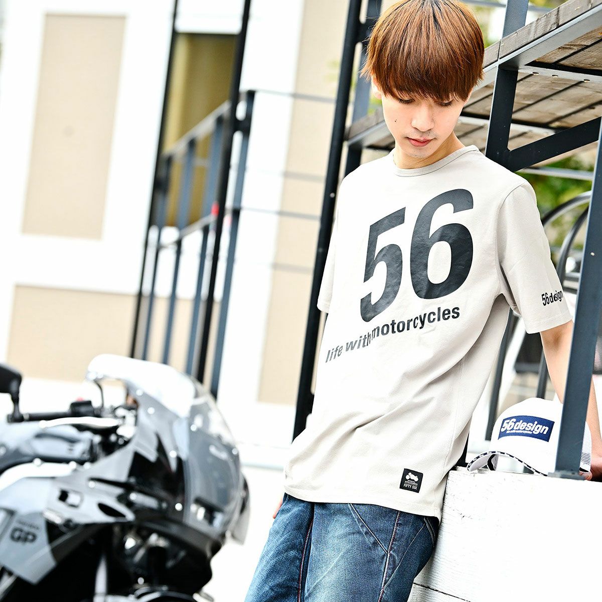 56design｜トリミング Tシャツ｜グレー×ブラック｜モデル着用