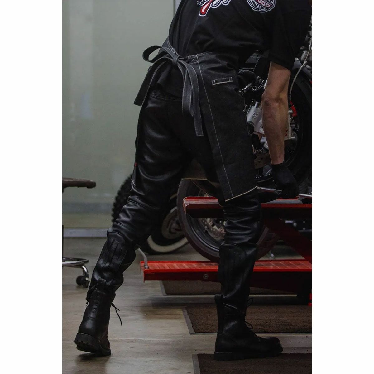 PANDO MOTO｜カタナ スリム｜レザー｜ブラック｜モデル着用