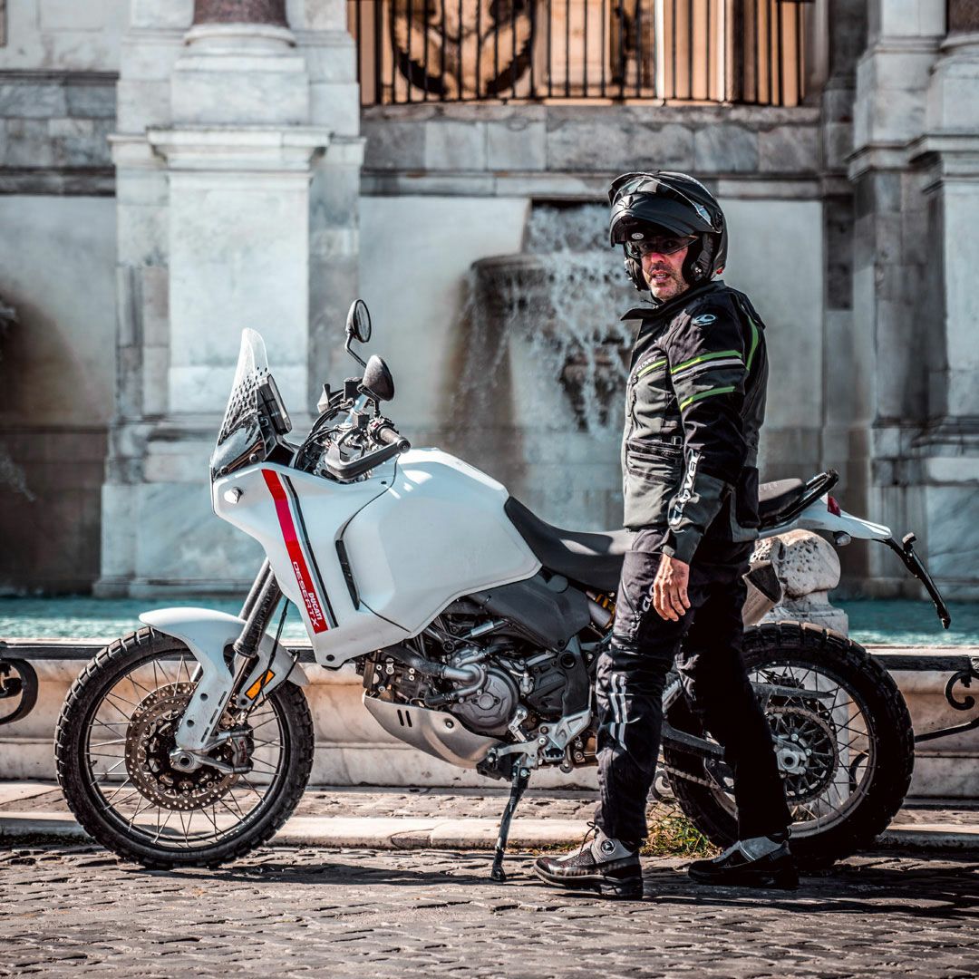 Stylmartin｜ヴェルティゴ エアー｜スニーカータイプ｜グレー｜モデル着用