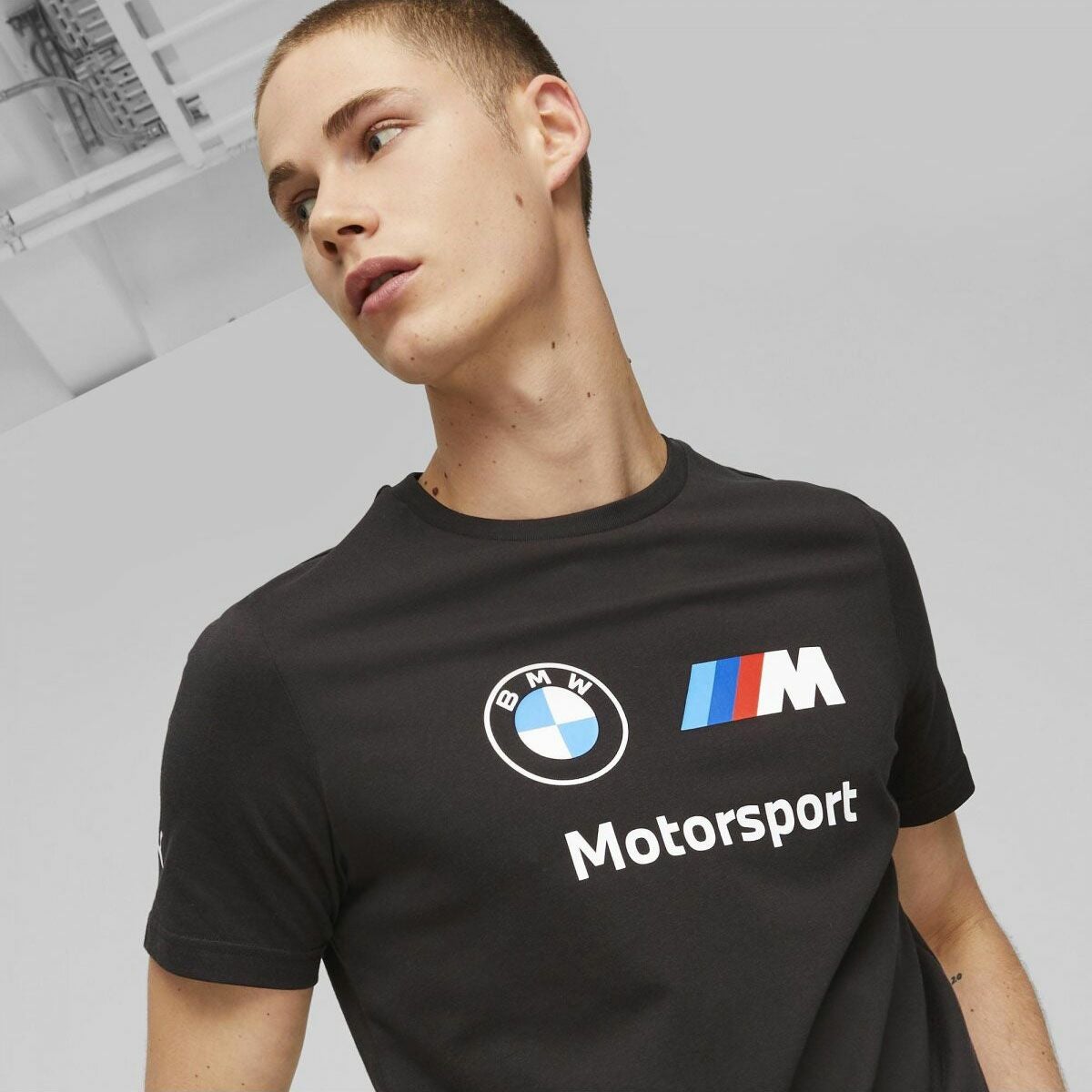 BMW PUMA｜BMW MMS ESS ロゴ Tシャツ｜ブラック｜モデル着用