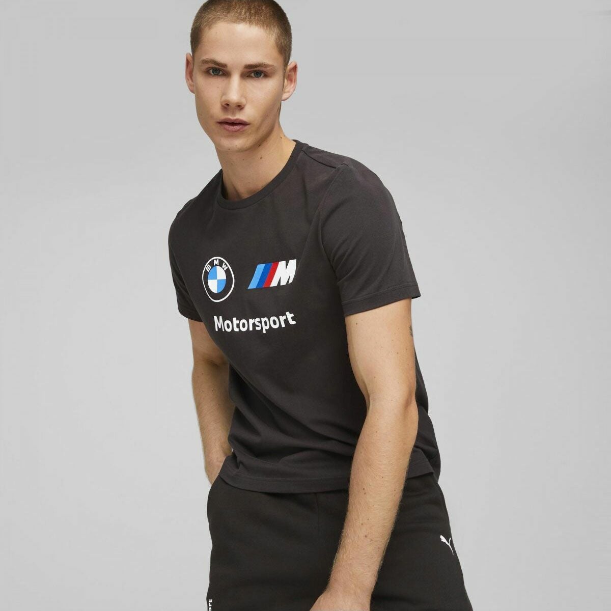 BMW PUMA｜BMW MMS ESS ロゴ Tシャツ｜ブラック｜モデル着用