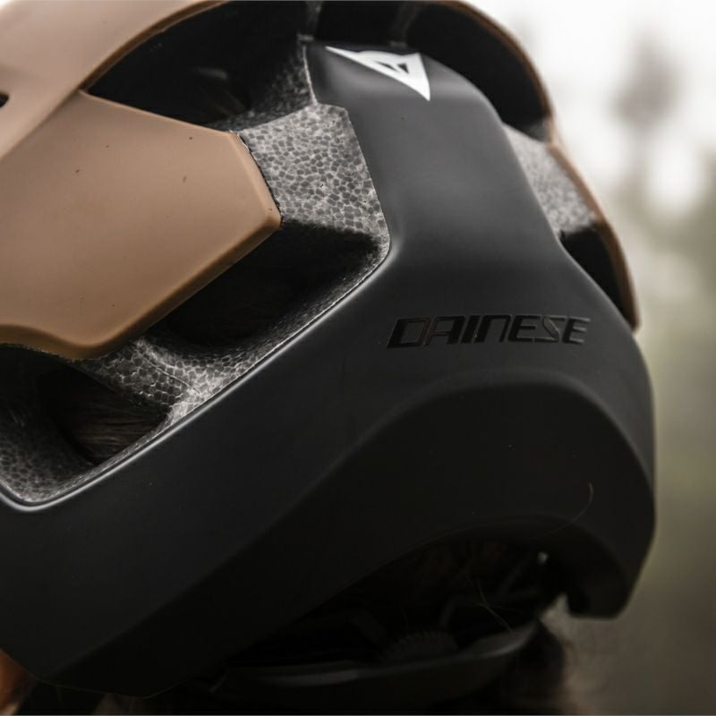 Dainese｜LINEA 03｜ヘルメット関連｜ラスティネイル×ブラック｜モデル着用