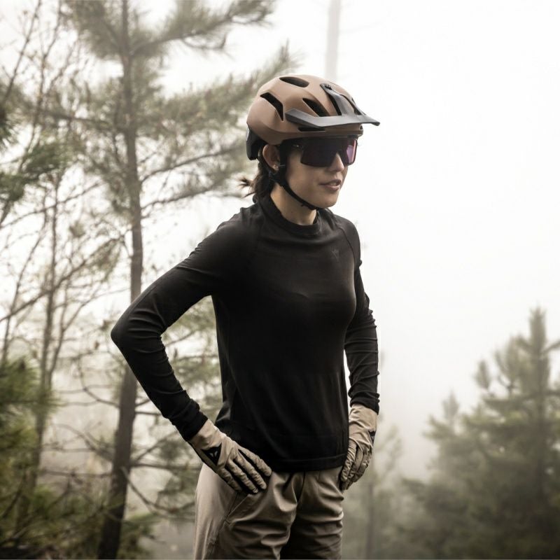 Dainese｜LINEA 03｜ヘルメット関連｜ラスティネイル×ブラック｜モデル着用