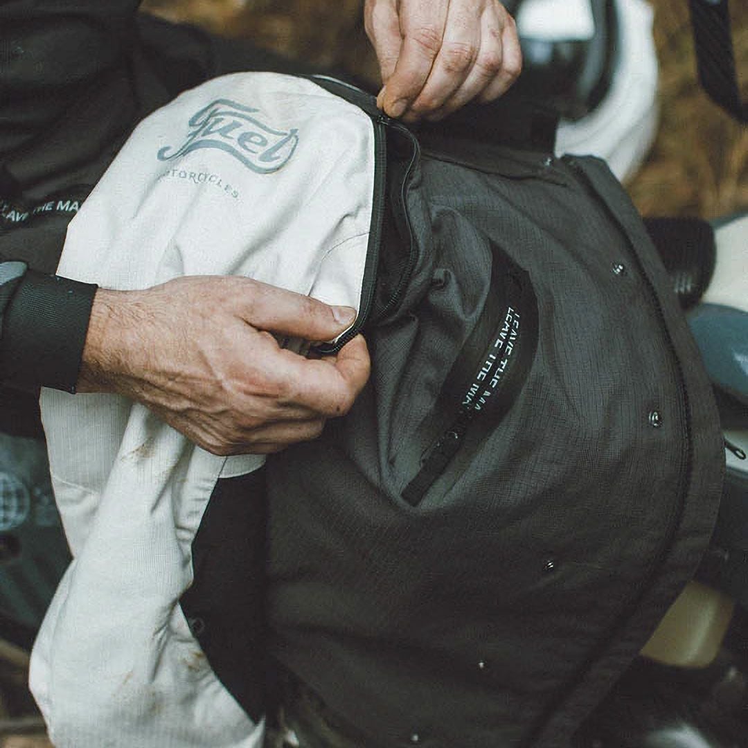 Fuel Motorcycles｜エンデュレージ ジャケット｜ファブリック｜ダークグレー｜モデル着用