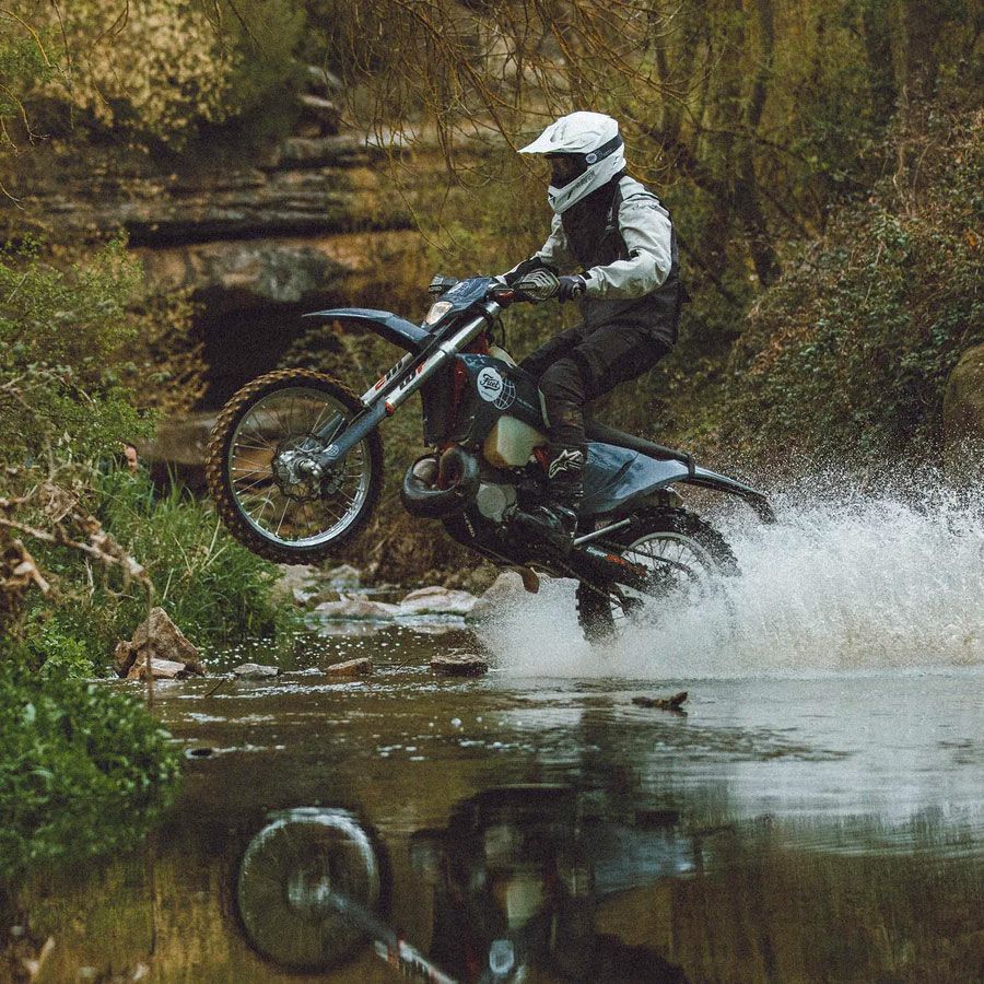 Fuel Motorcycles｜パトロール ソフトシェル ジャケット｜ファブリック｜ブラック×ホワイト｜モデル着用