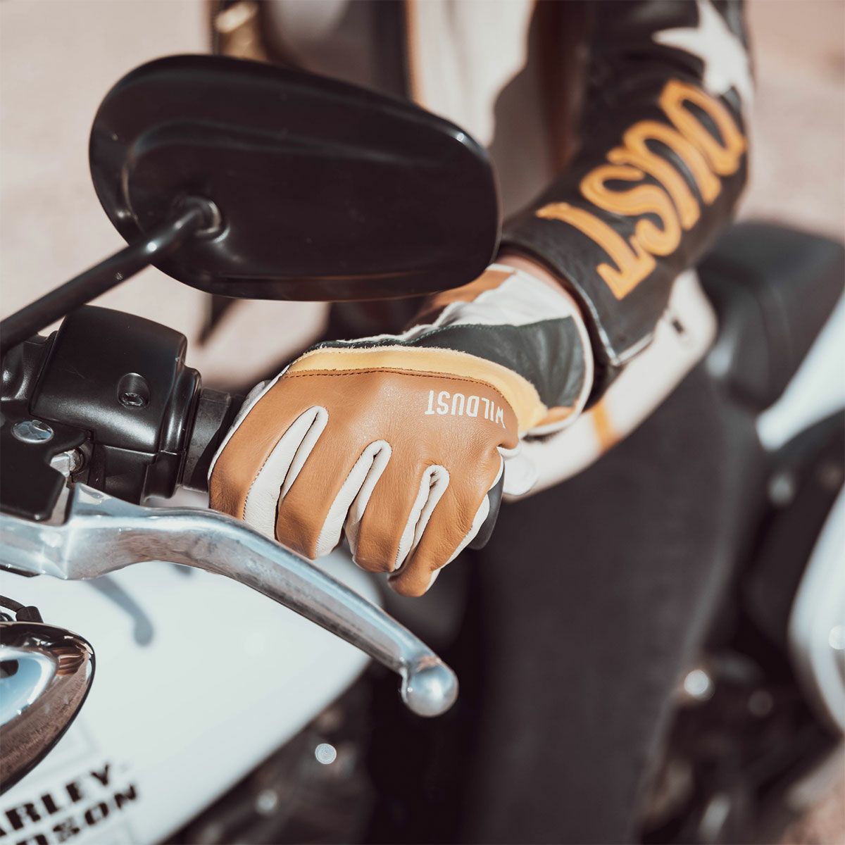 WILDUST｜モーターサイクル グローブ｜3シーズン｜キャメル｜モデル着用