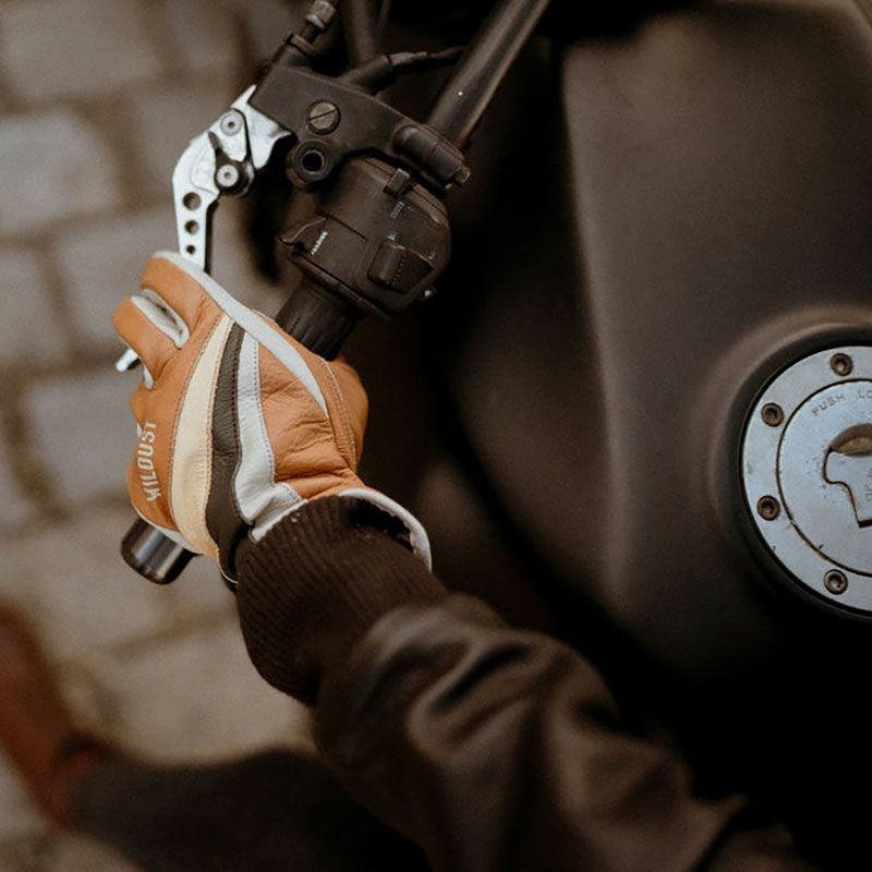 WILDUST｜モーターサイクル グローブ｜3シーズン｜キャメル｜モデル着用