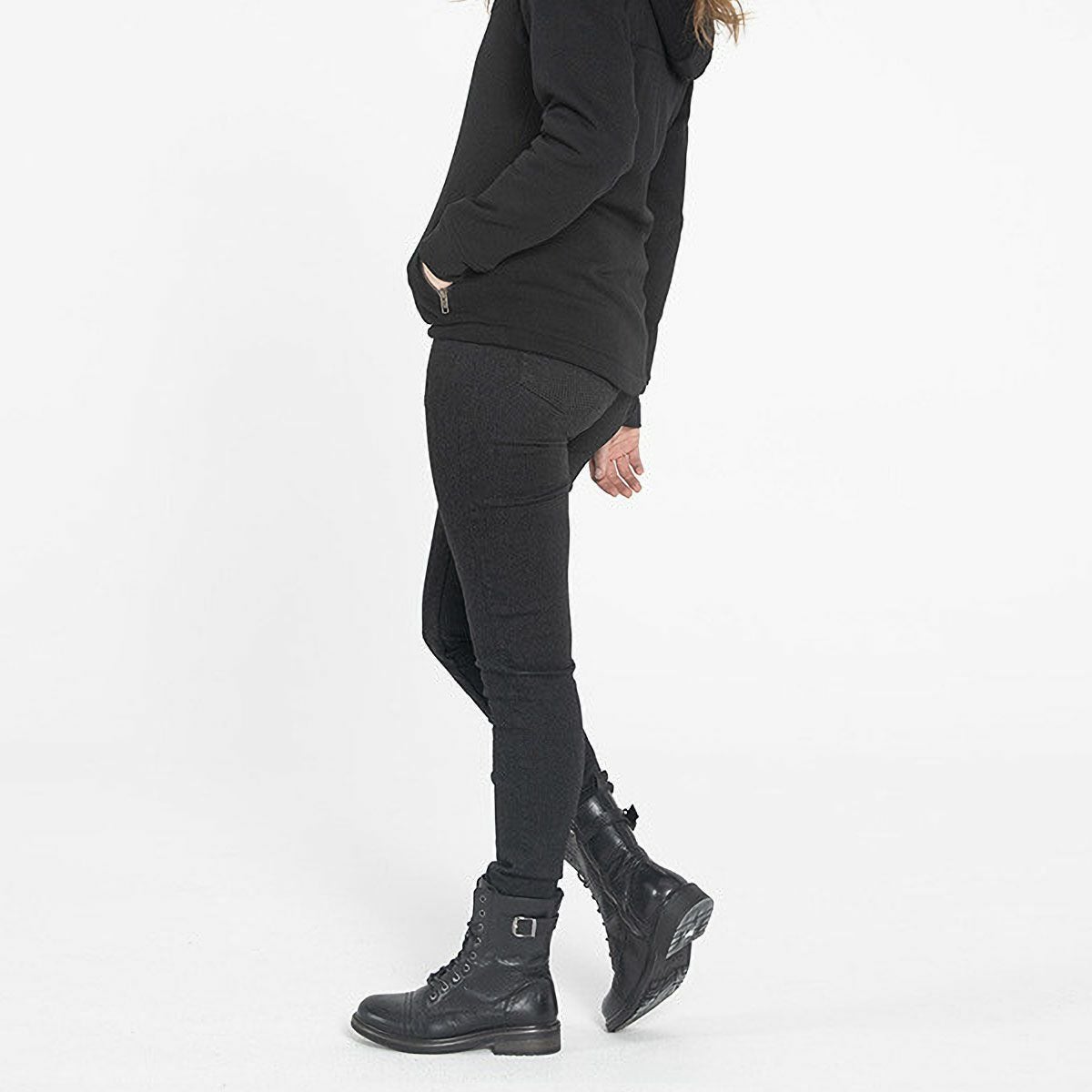 John Doe｜ルビー ジーンズ ウーマン｜デニム｜ブラック｜モデル着用