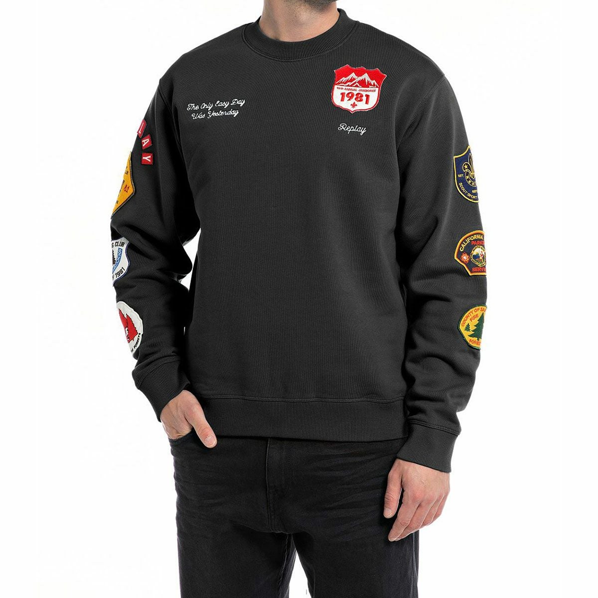 Replay｜ワッペン スリーブ スウェットシャツ｜ブラック｜モデル着用