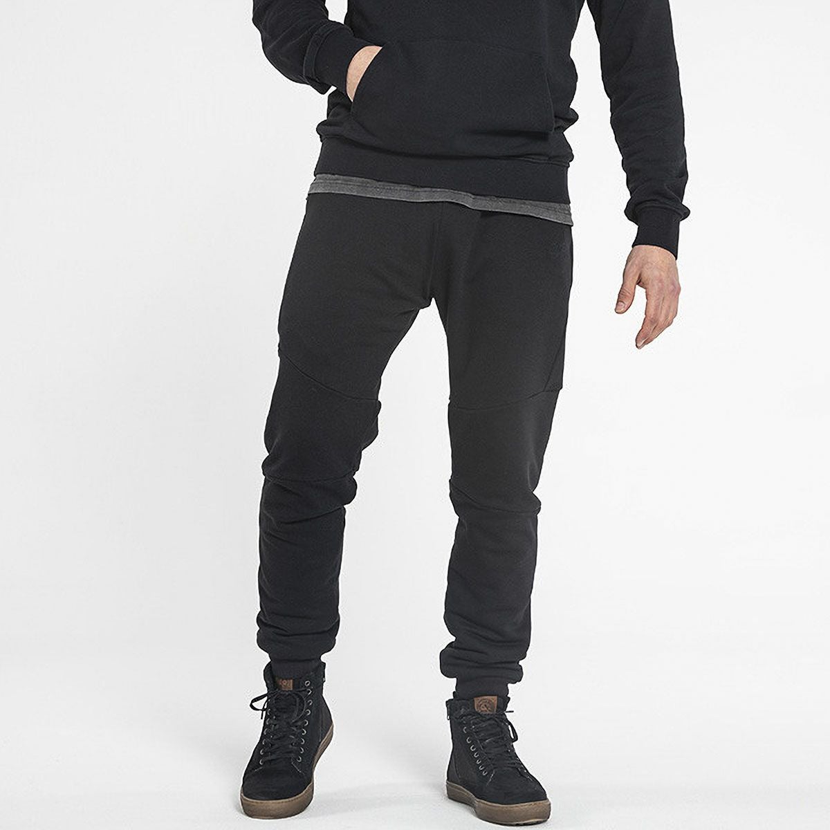 John Doe｜ジョガー XTM パンツ｜その他パンツ｜ブラック｜モデル着用