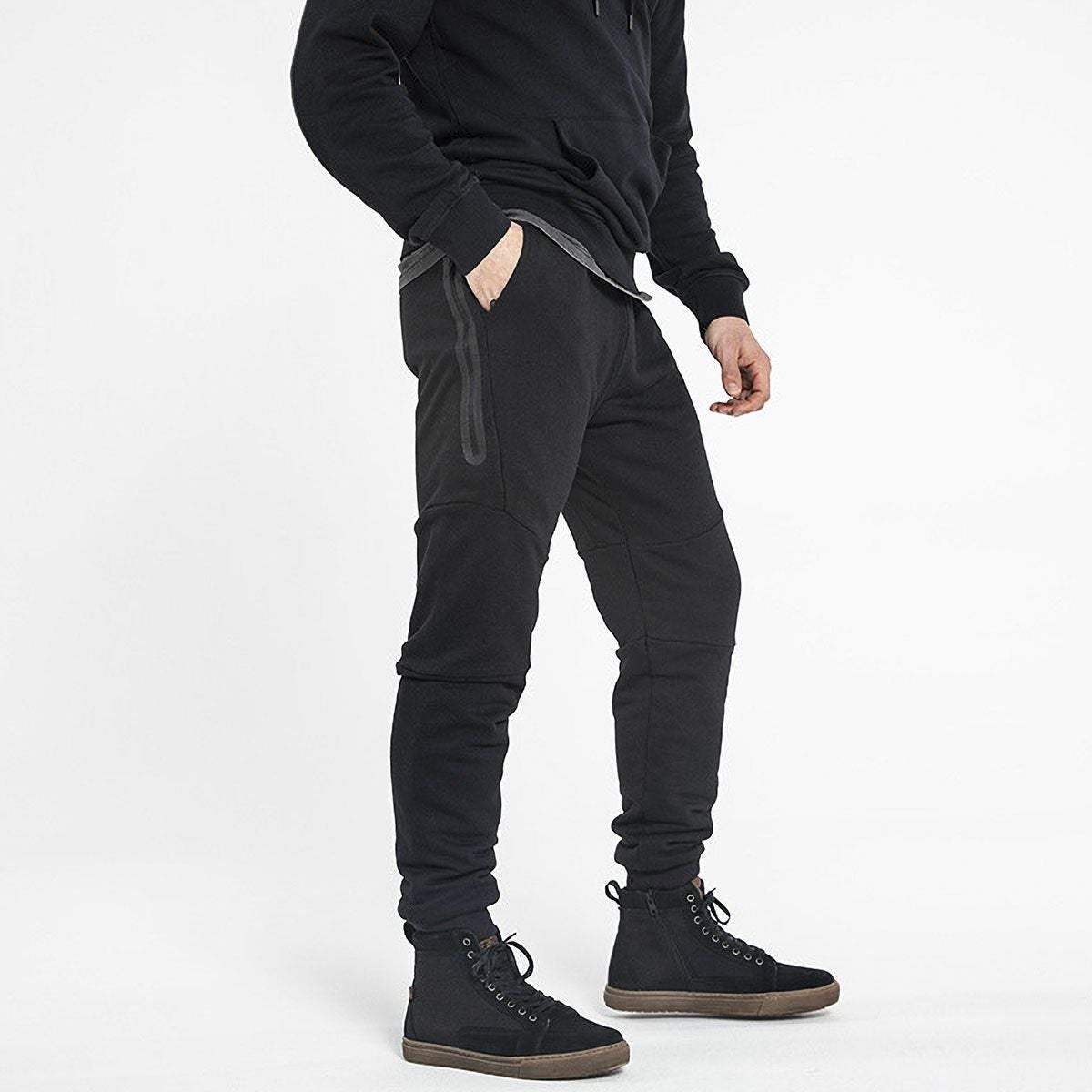 John Doe｜ジョガー XTM パンツ｜その他パンツ｜ブラック｜モデル着用