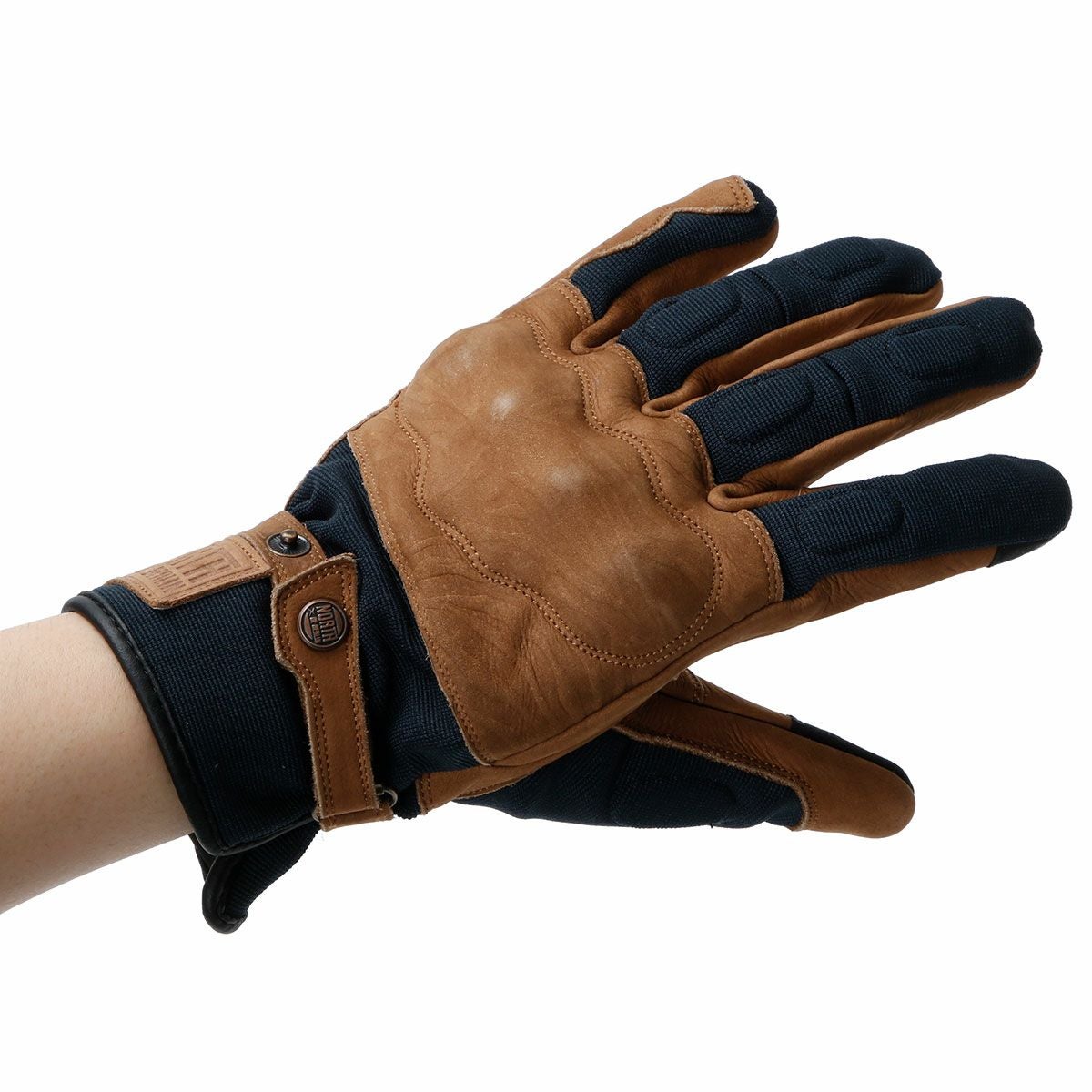 North of Berlin｜ドライゾーン グローブ｜3シーズン｜ネイビー×ブラウン｜モデル着用