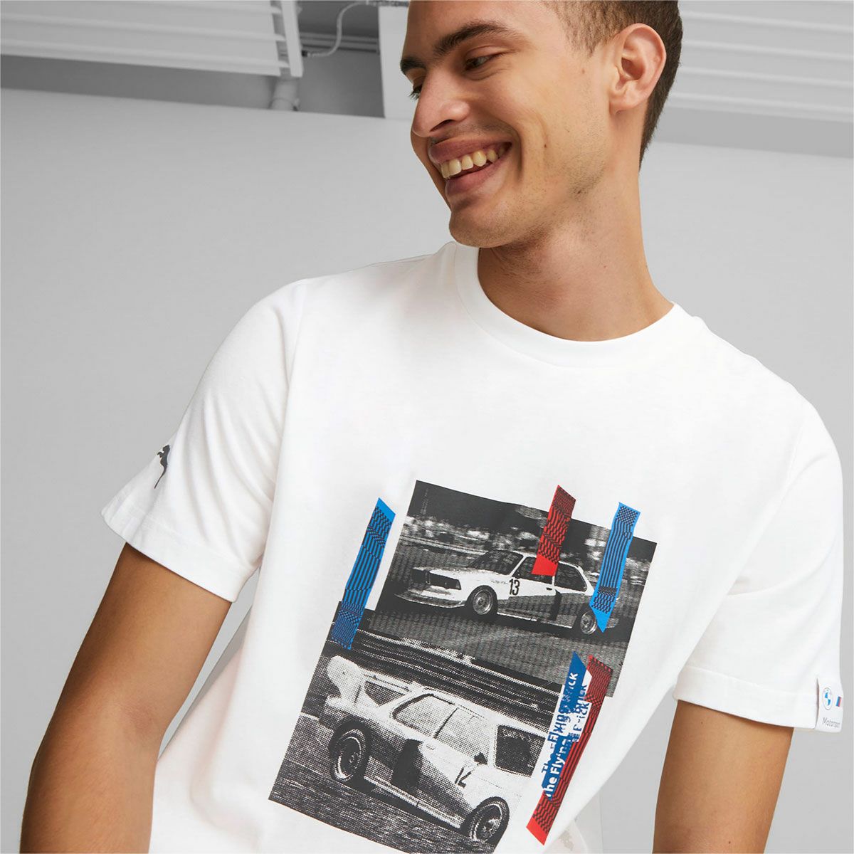 BMW PUMA｜BMW グラフィック Tシャツ｜ホワイト｜モデル着用