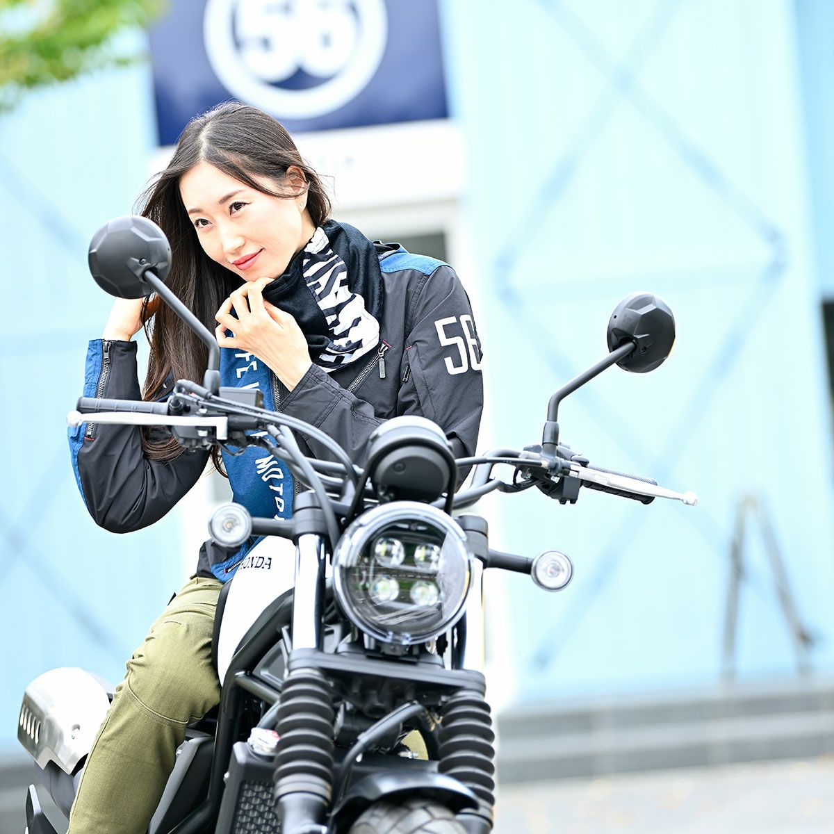 56design｜スラッシュ ジャケット｜ファブリック｜ブラック×インディゴブルー｜モデル着用