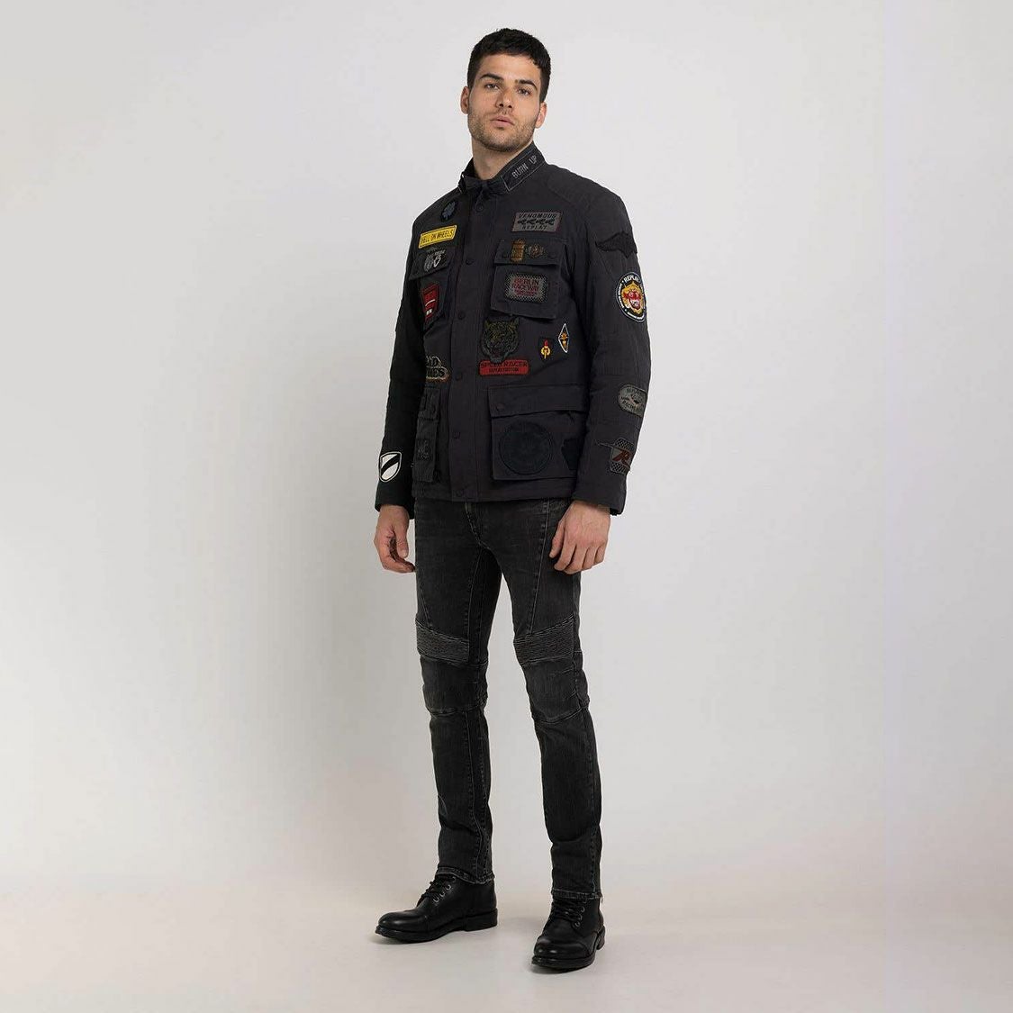 Replay｜ワックスドナイロン ライダーズパッチ バイカージャケット｜ファブリック｜パイレーツブラック｜モデル着用