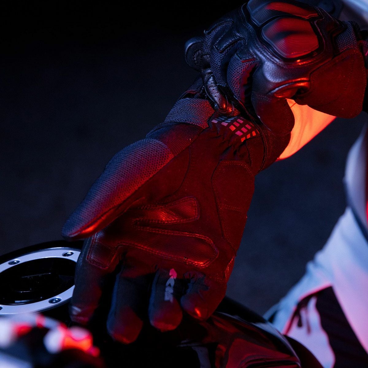 SPIDI｜NKD H2アウト グローブ｜3シーズン｜ブラック｜モデル着用