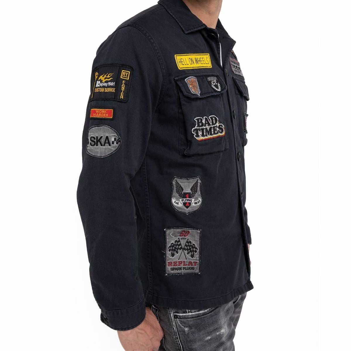 Replay｜レーサーパッチシャツ｜チャコール｜モデル着用