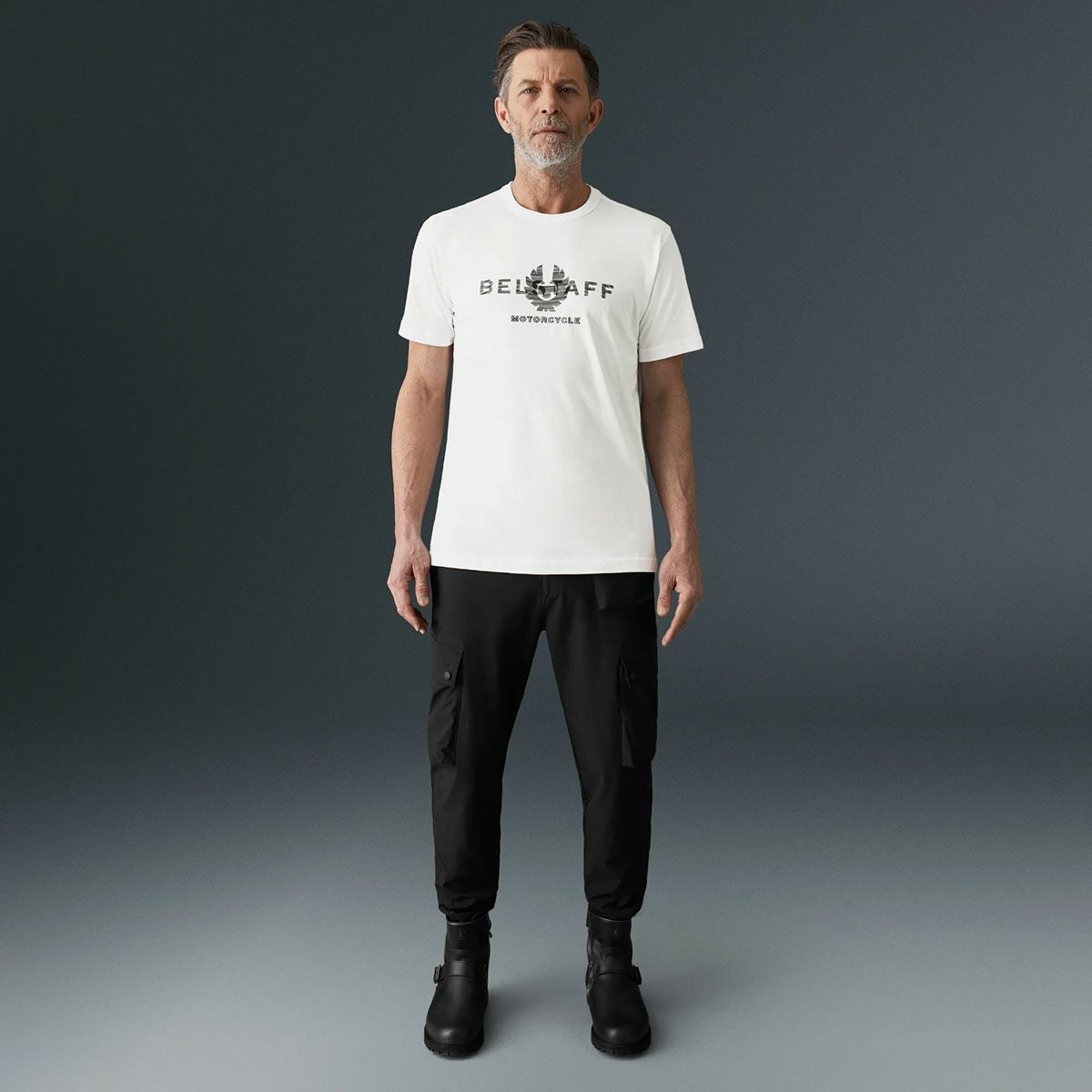 BELSTAFF｜アンブロークン Tシャツ｜ホワイト｜モデル着用