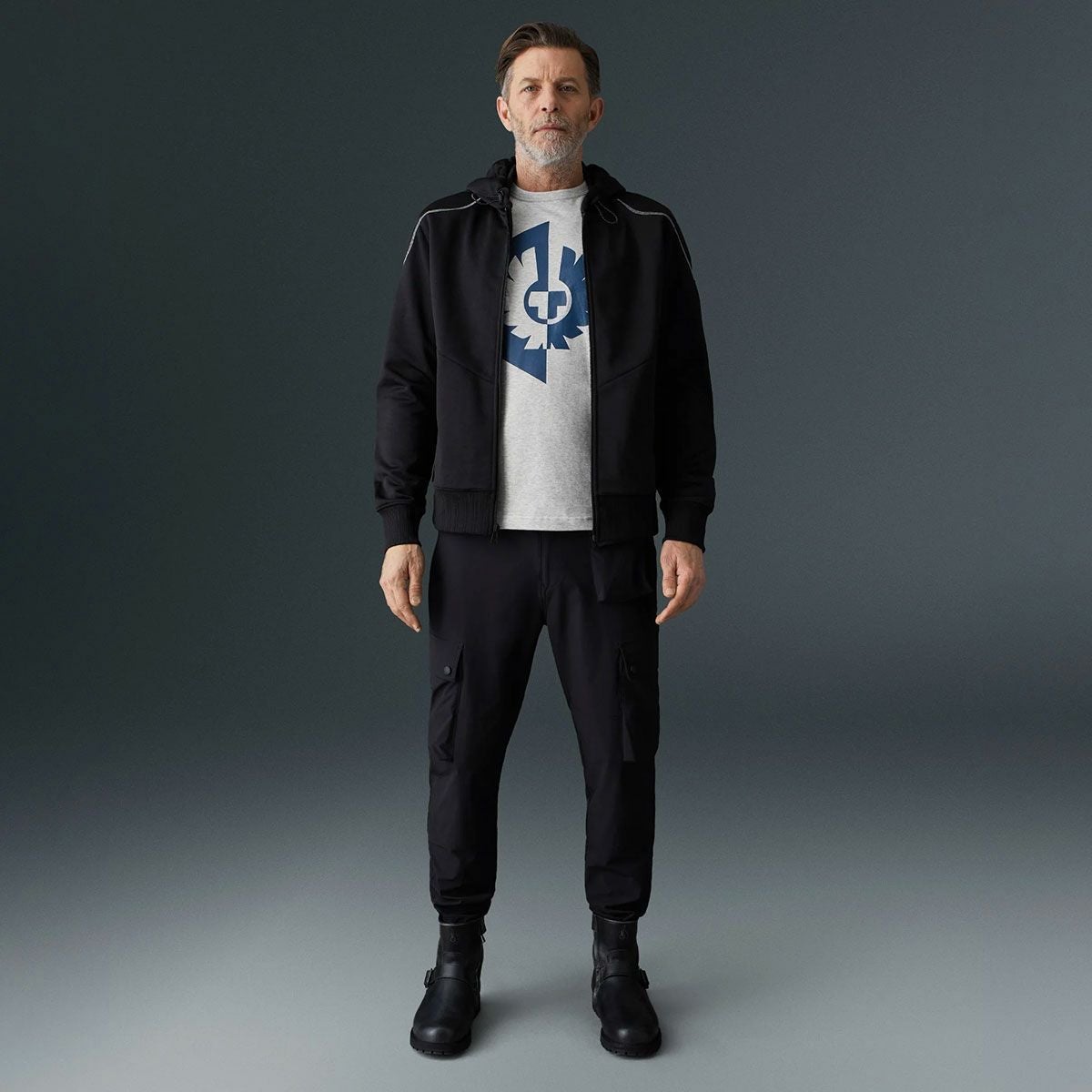 BELSTAFF｜シャドウ Tシャツ｜グレー｜モデル着用