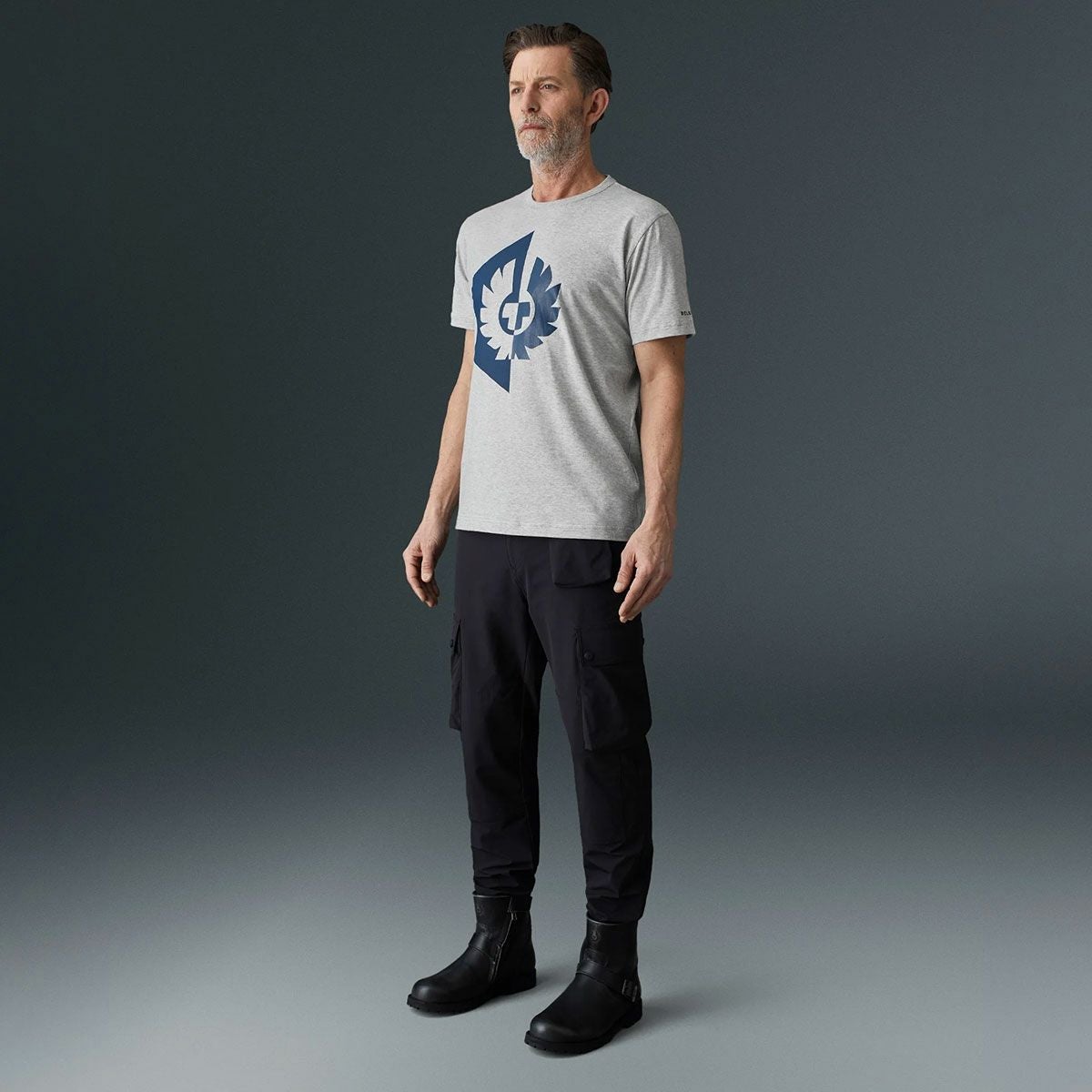 BELSTAFF｜シャドウ Tシャツ｜グレー｜モデル着用