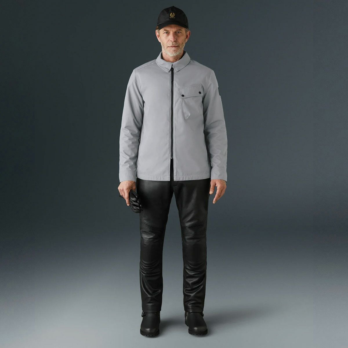 BELSTAFF｜シロッコ モーターサイクル オーバーシャツ｜ファブリック｜グラナイトグレー｜モデル着用