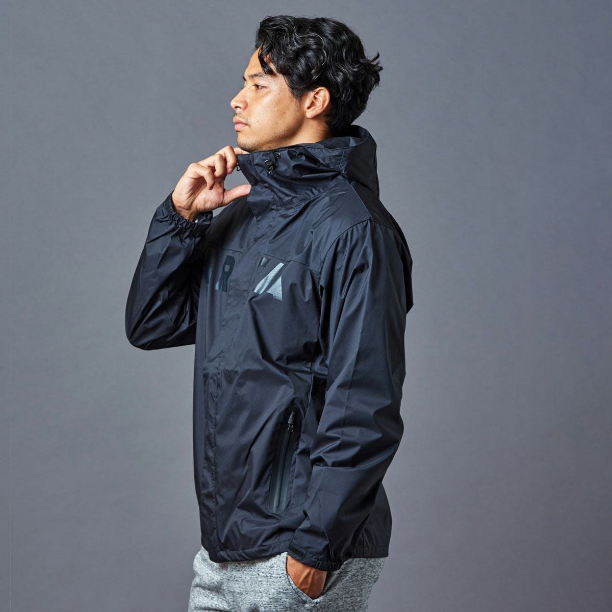 ARTA｜ARTA マウンテン パーカー｜ウィンドブレーカー｜ブラック｜モデル着用