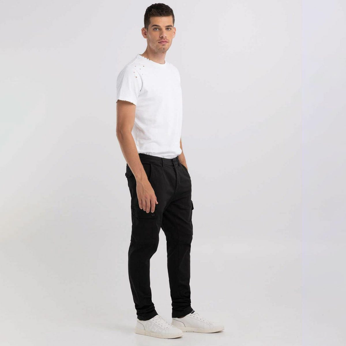 Replay｜JAAN スリムフィット ジーンズ｜チノ・カーゴ｜ブラック｜モデル着用