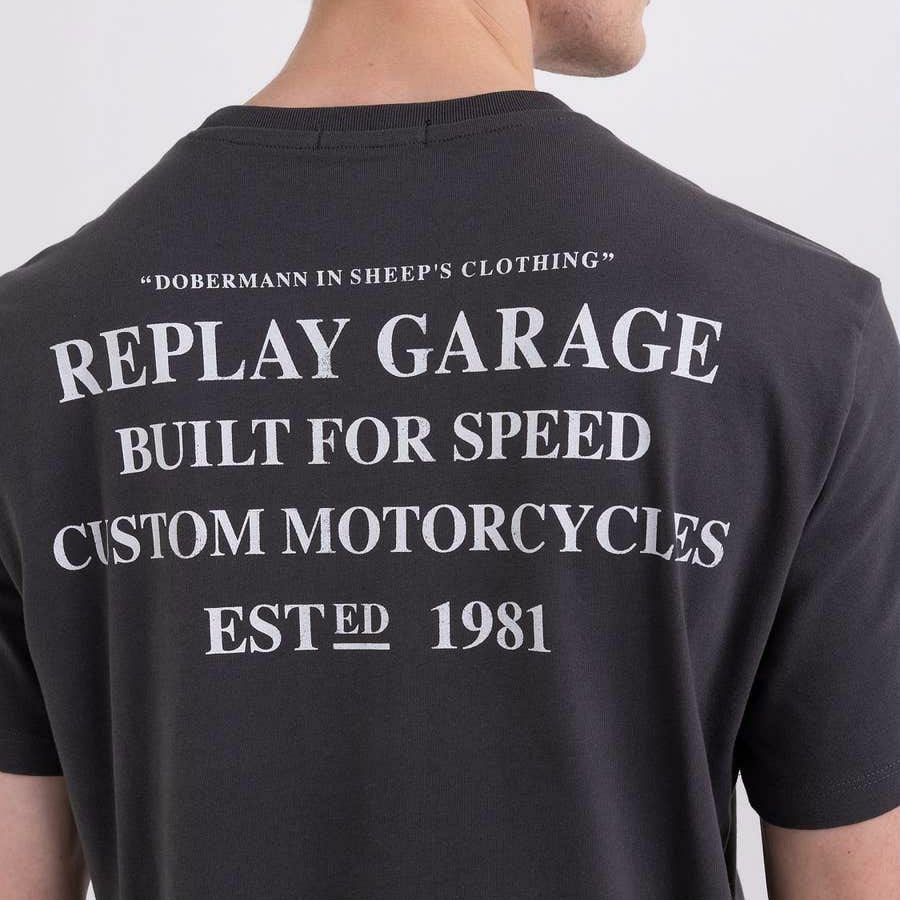 Replay｜モーターサイクル ドッグ プリント Ｔシャツ｜ニアリーブラック｜モデル着用