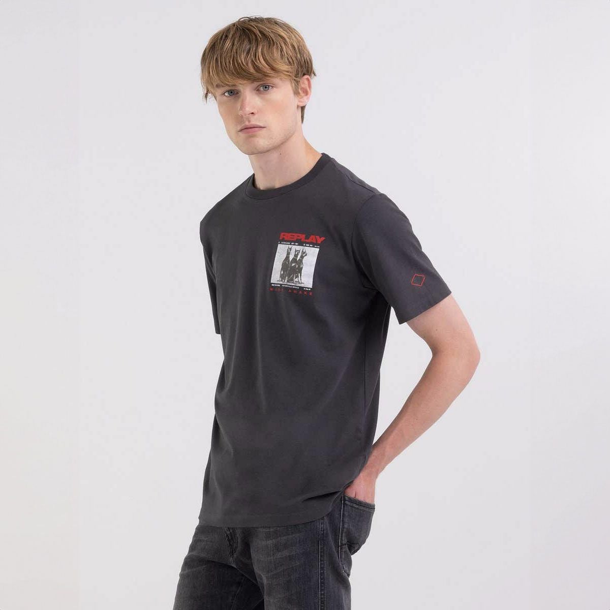 Replay｜モーターサイクル ドッグ プリント Ｔシャツ｜ニアリーブラック｜モデル着用