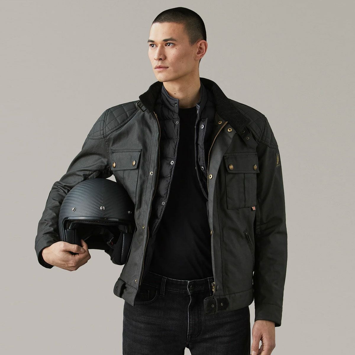 BELSTAFF｜ブルックランズ モーターサイクル ジャケット 2024｜ファブリック｜ブラック｜モデル着用