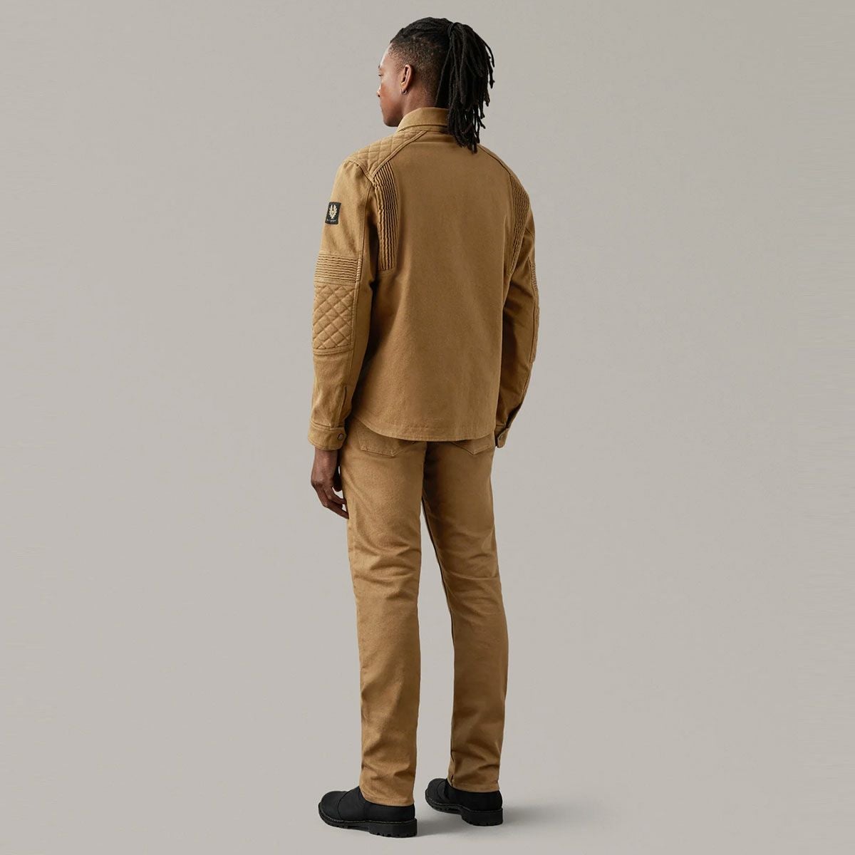 BELSTAFF｜アウトライダー オーバーシャツ｜ファブリック｜ブリティッシュカーキ｜モデル着用