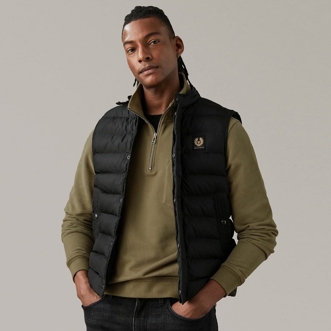 BELSTAFF｜クォーター ジップ ジャージ｜スウェット｜ベルスタッフオリーブ｜モデル着用