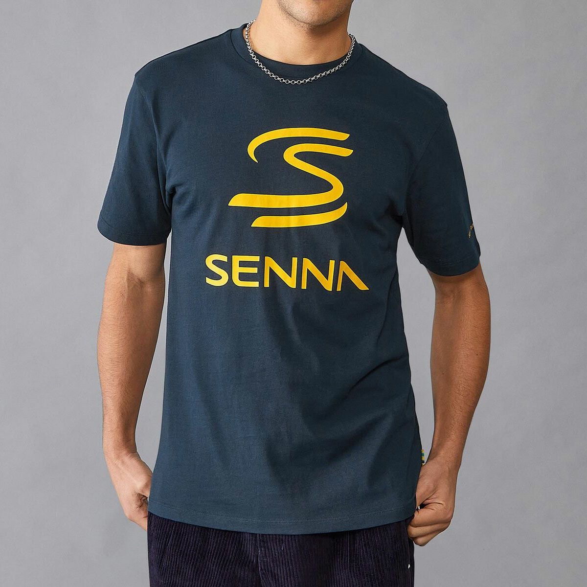 AyrtonSenna｜アイルトン・セナ ロゴ Tシャツ｜ネイビー｜モデル着用