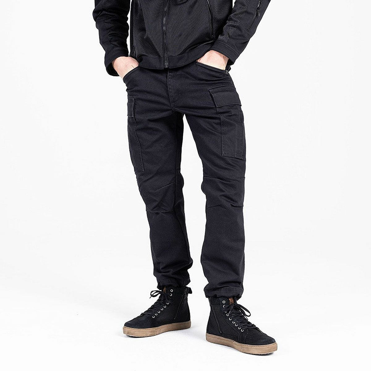 John Doe｜レギュラーカーゴ モノ｜チノ・カーゴ｜ブラック｜モデル着用