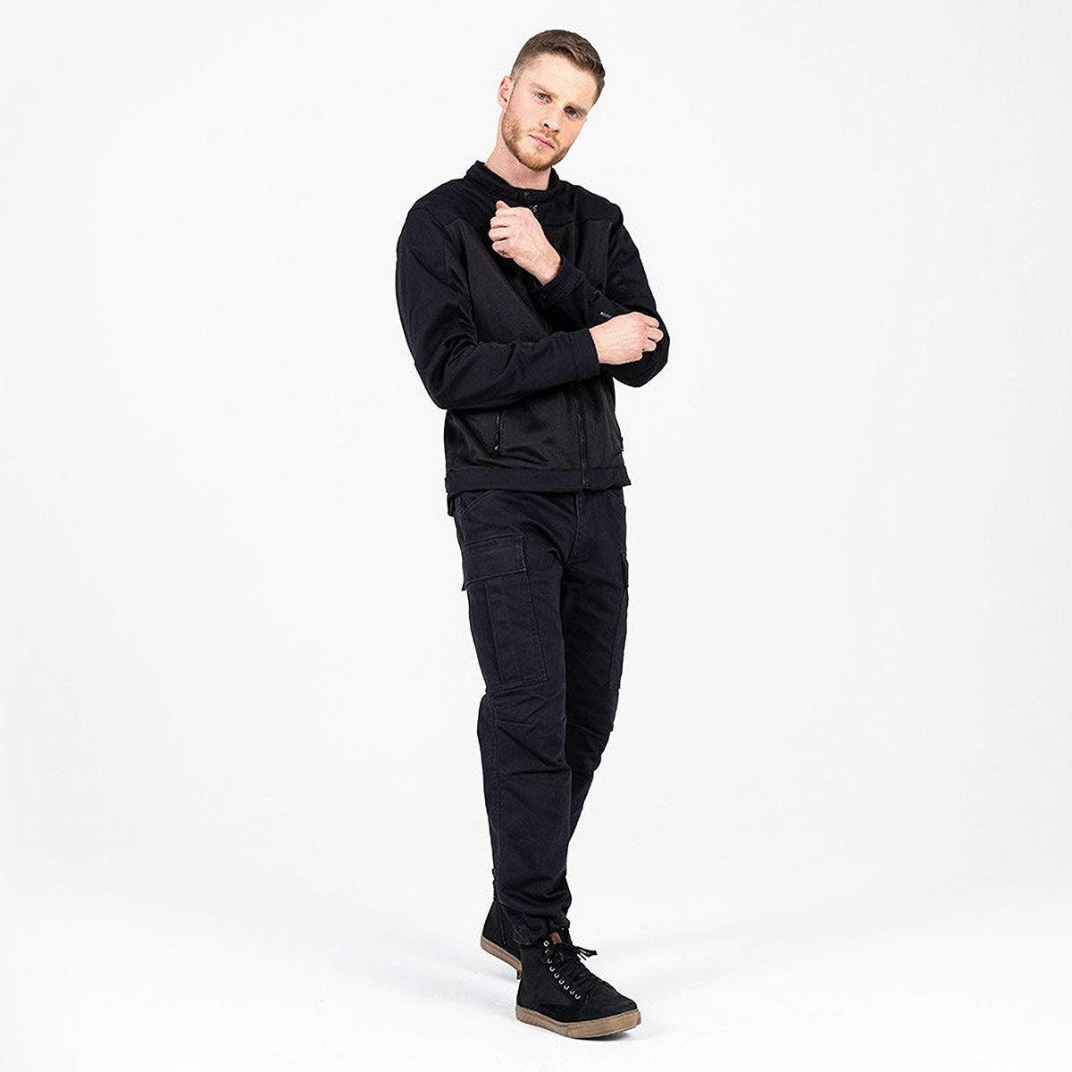John Doe｜レギュラーカーゴ モノ｜チノ・カーゴ｜ブラック｜モデル着用