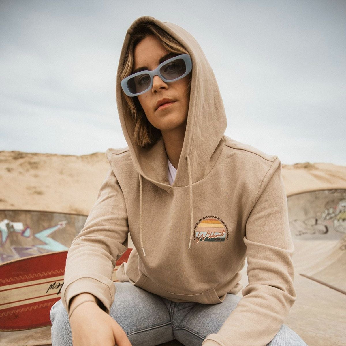 WILDUST｜ウィンド レース フーディ｜サンドベージュ｜モデル着用