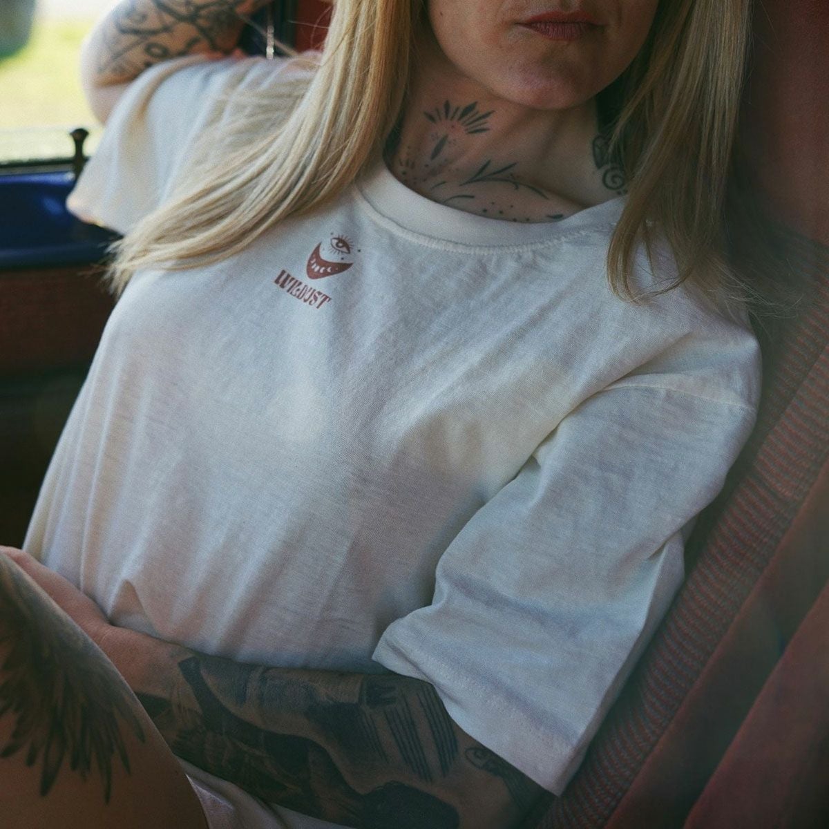 WILDUST｜ワイルド ハート Tシャツ｜エクリュ｜モデル着用